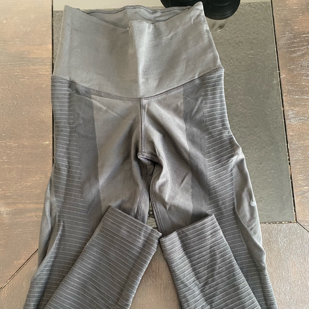 Nike textured workout leggings